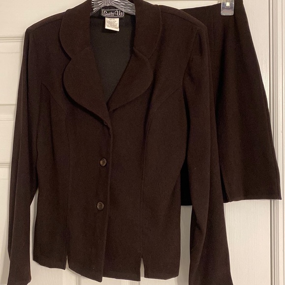 Women’s Suits Us Jacket & Skirt - Picture 2 of 6